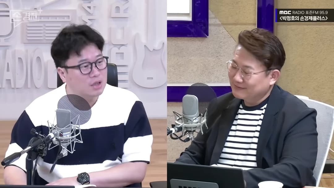 라디오 스튜디오에서 마이크 앞에 앉아 대화를 나누는 두 남성