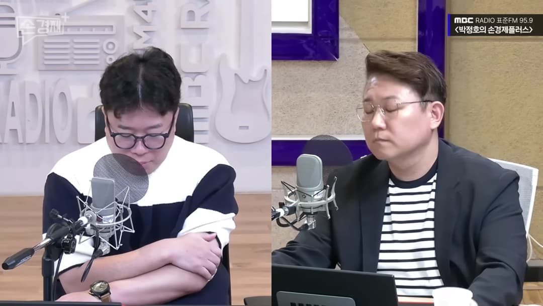 라디오 스튜디오에서 마이크 앞에 앉아 대화하는 두 남성 출연자